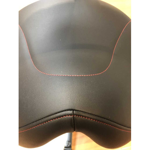 Score jumper met lendensteun zwart met rode stiknaad