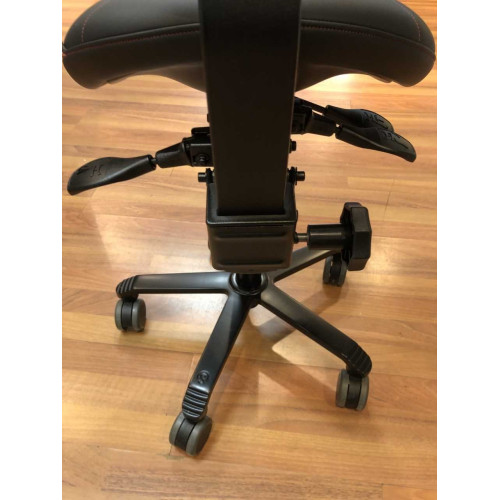 Score jumper met lendensteun zwart met rode stiknaad